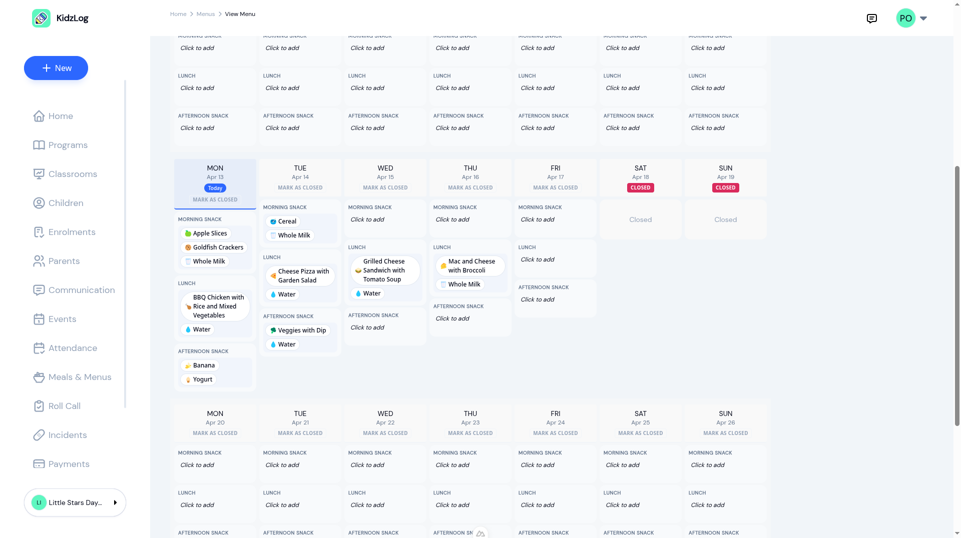 The menu builder for one week, with morning snack, lunch and afternoon snack per day and the weekend closed